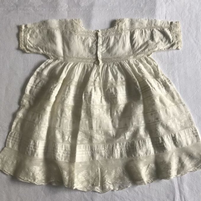 旧婴儿连衣裙