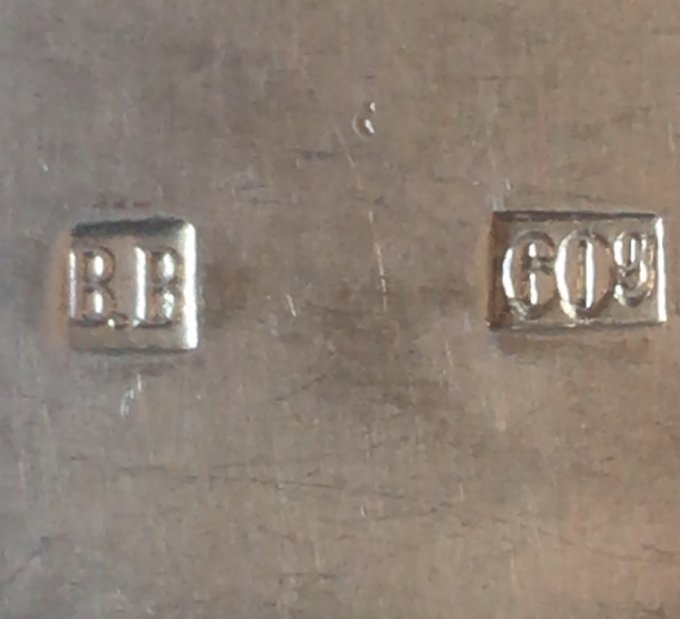Столовые приборы из серебряного металла с подписью