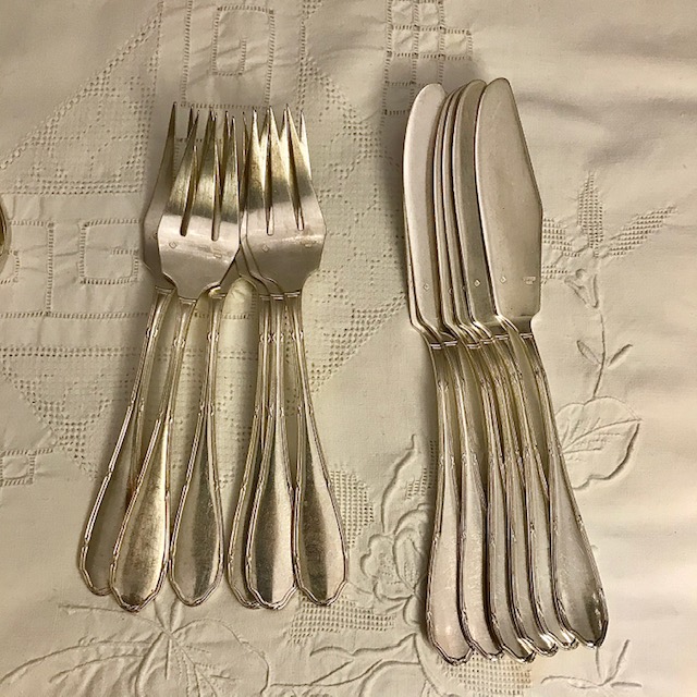Housewife part in silver metal, crossed ribbons pattern
