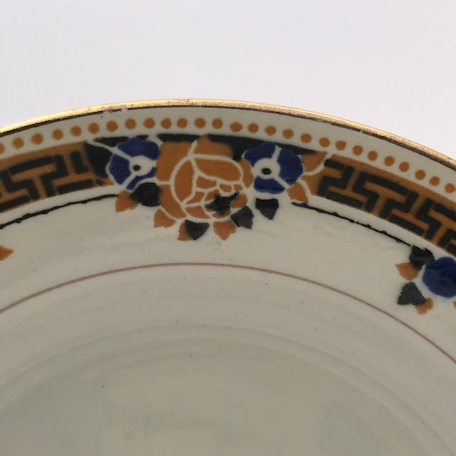 Plates with floral decoration