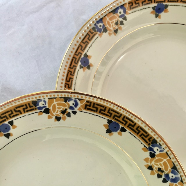 Plates with floral decoration
