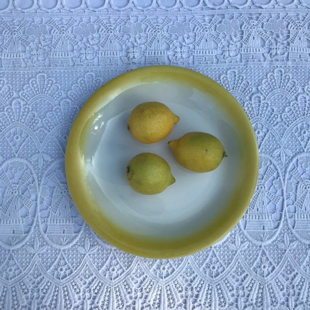 Пастельно-желтая полая сервировочная тарелка