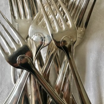 Doce tenedores en metal plateado