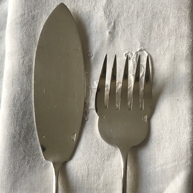 Fork and knife to serve Christofle fish