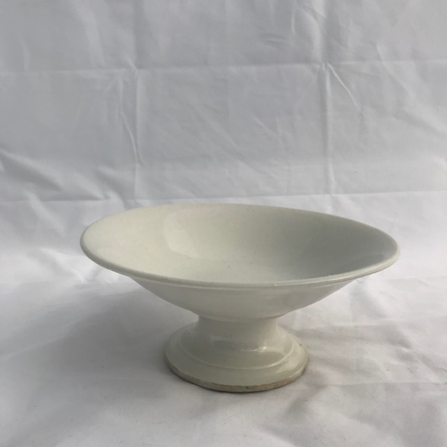 白い陶器のボウル