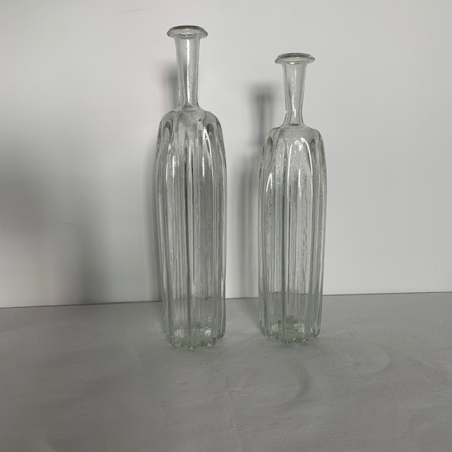 Две бутылки из выдувного стекла