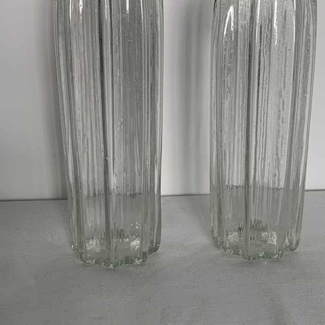 Две бутылки из выдувного стекла