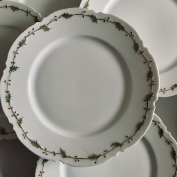 Assiettes plates en porcelaine de Limoges, motif Houx