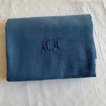 mantel teñido de azul