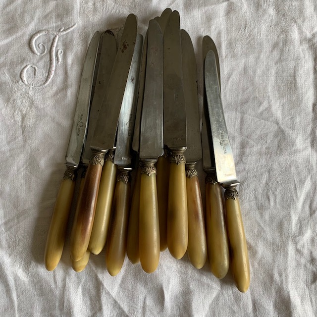 12 cuchillos de cuerno