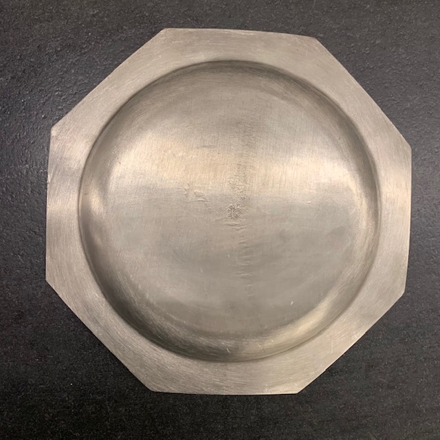 Восьмиугольные тарелки из старого олова