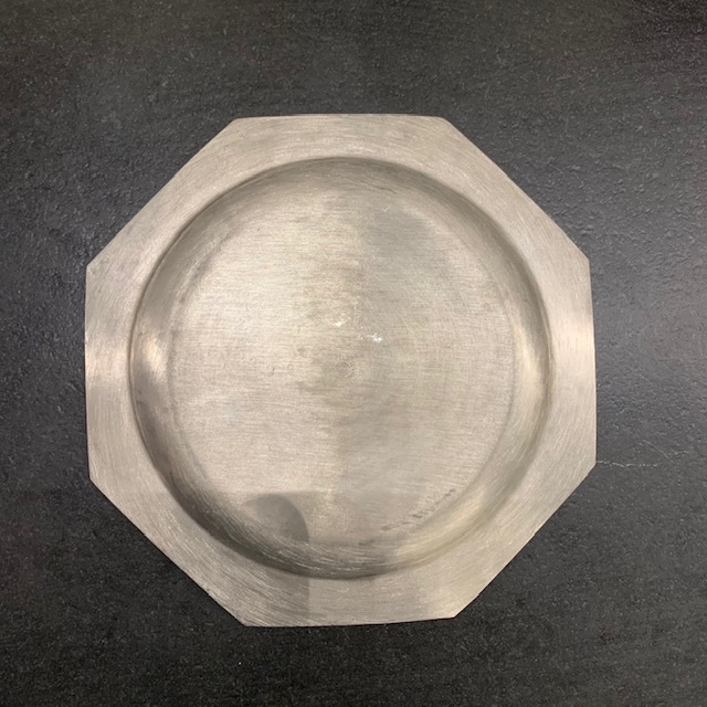 Восьмиугольные тарелки из старого олова