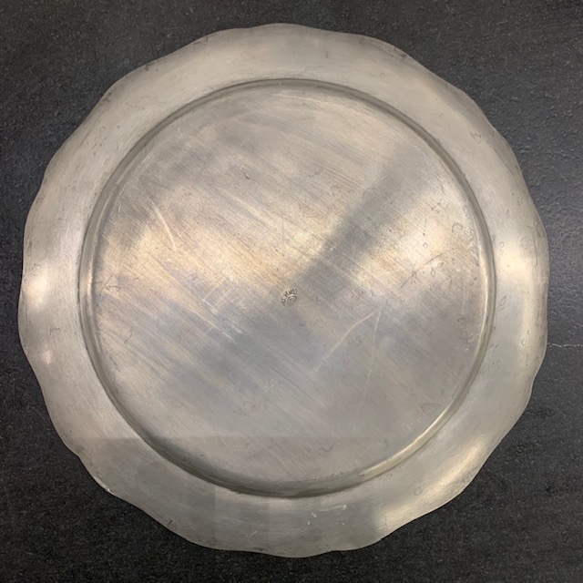 Dish with scalloped edges in old pewter