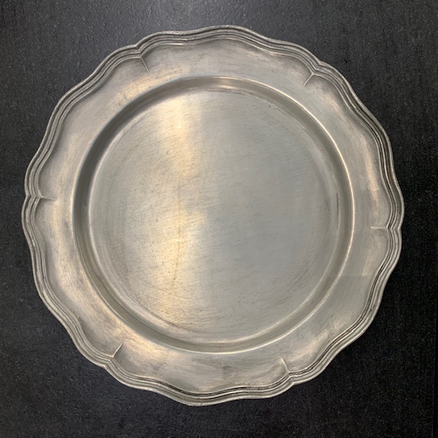 Dish with scalloped edges in old pewter