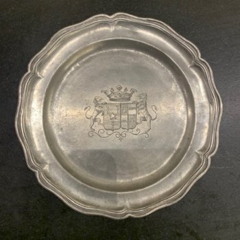 Оловянная тарелка, украшенная гербом