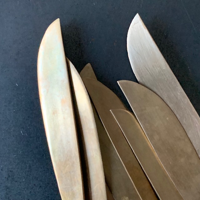 Pequeños cuchillos de latón