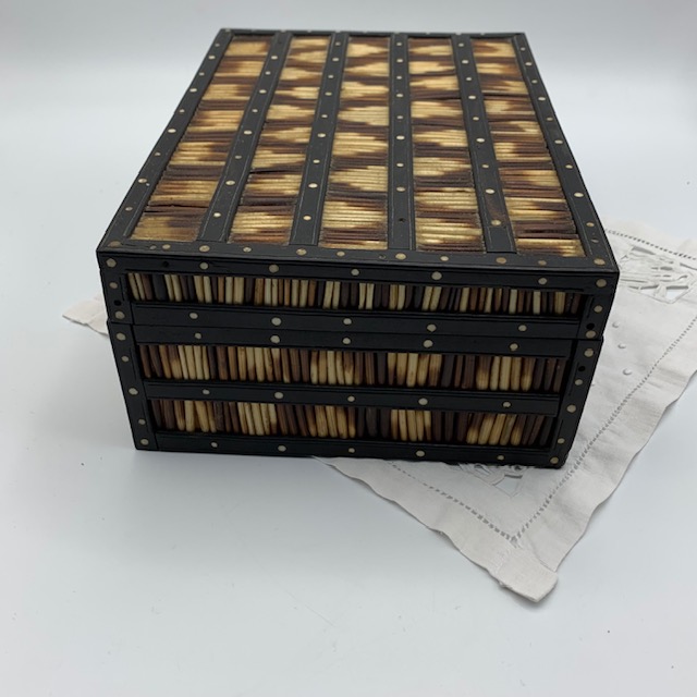 Box inlaid with pork spines