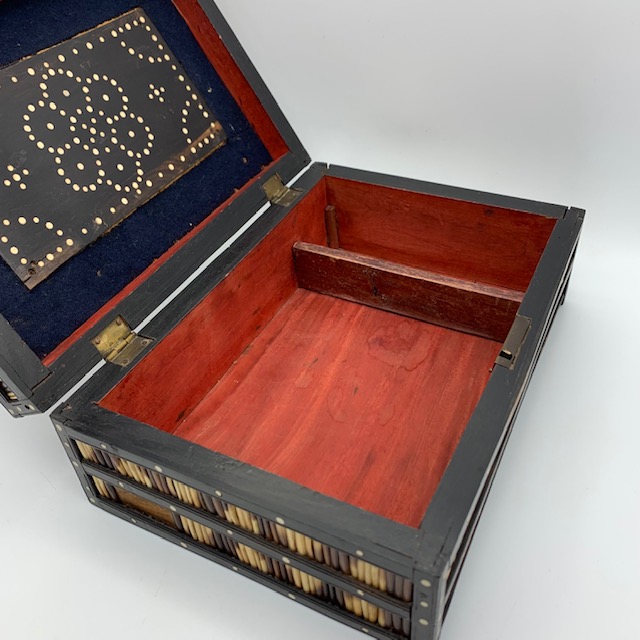 Box inlaid with pork spines