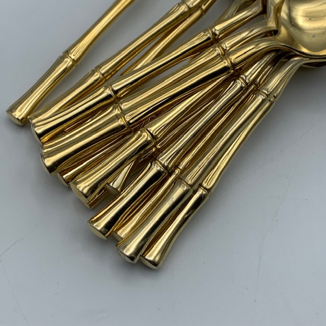 Маленькие бамбуковые ложки из золотистого металла.