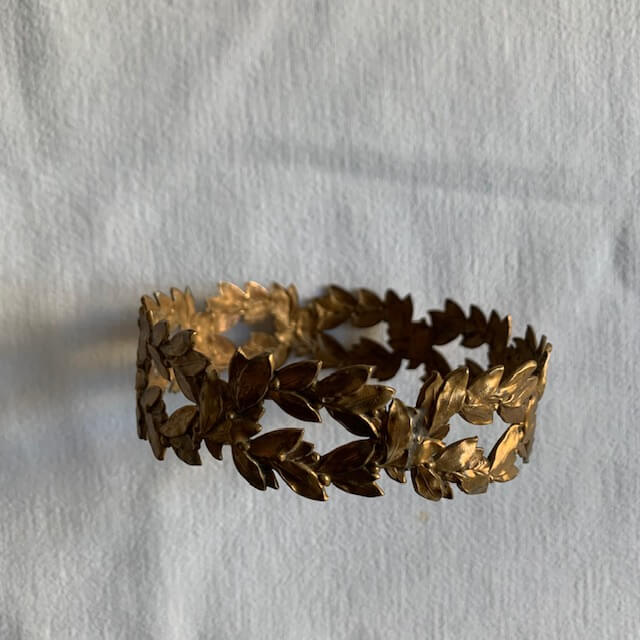 Pequeña corona antigua en metal dorado