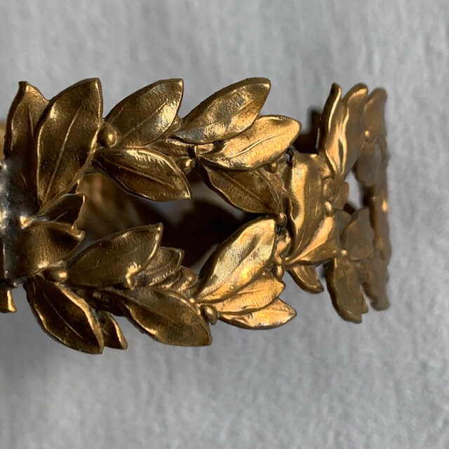 Pequeña corona antigua en metal dorado