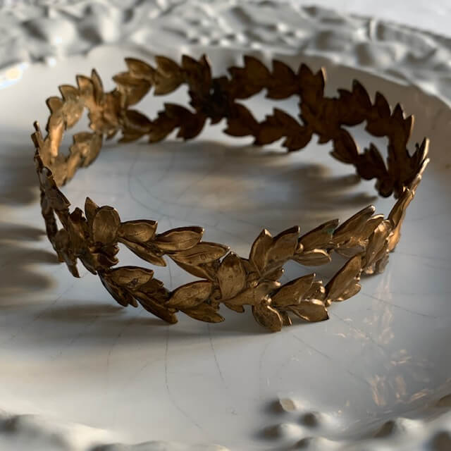 Piccola corona in metallo oro antico
