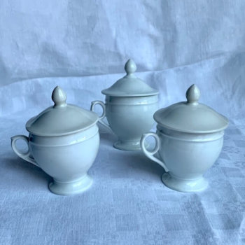 Trois pots à crème en porcelaine
