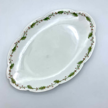 Plat ovale en porcelaine, motif houx