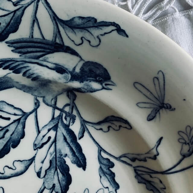 鳥で飾られた陶器の皿