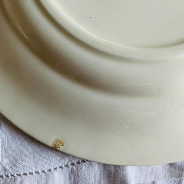 鳥で飾られた陶器の皿