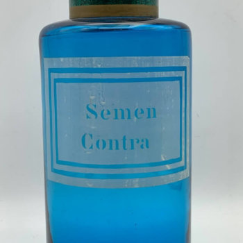 蓝色玻璃中的 Semen Contra 药房罐