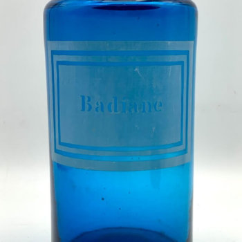 在蓝色玻璃的 Badiane 药房罐