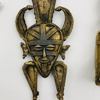 描绘非洲面具的黄铜开瓶器