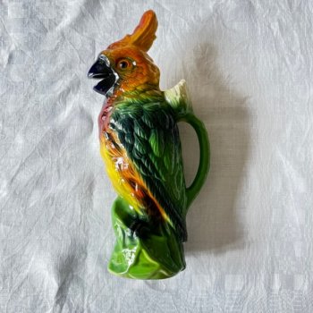 Pichet en barbotine en forme de perroquet
