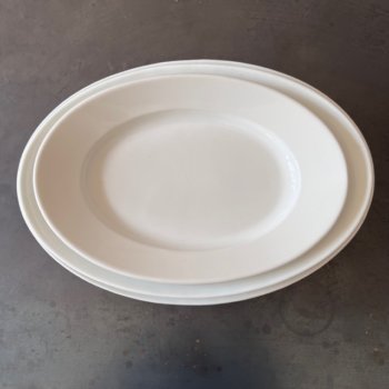 Trois plats ovales en porcelaine