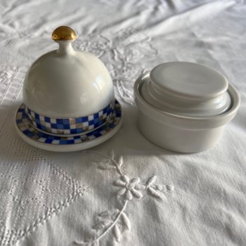 Beurrier et pot couvert en porcelaine