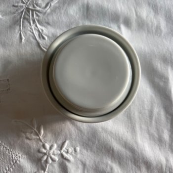 Beurrier et pot couvert en porcelaine