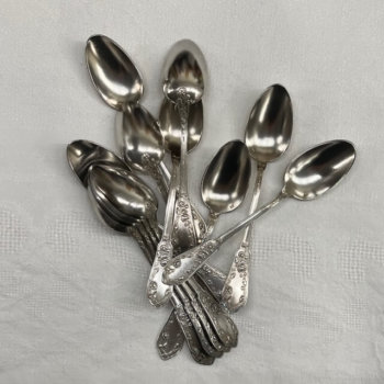 Petites cuillères en métal argenté à décor de fleurs