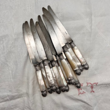Douze couteaux en nacre et métal argenté