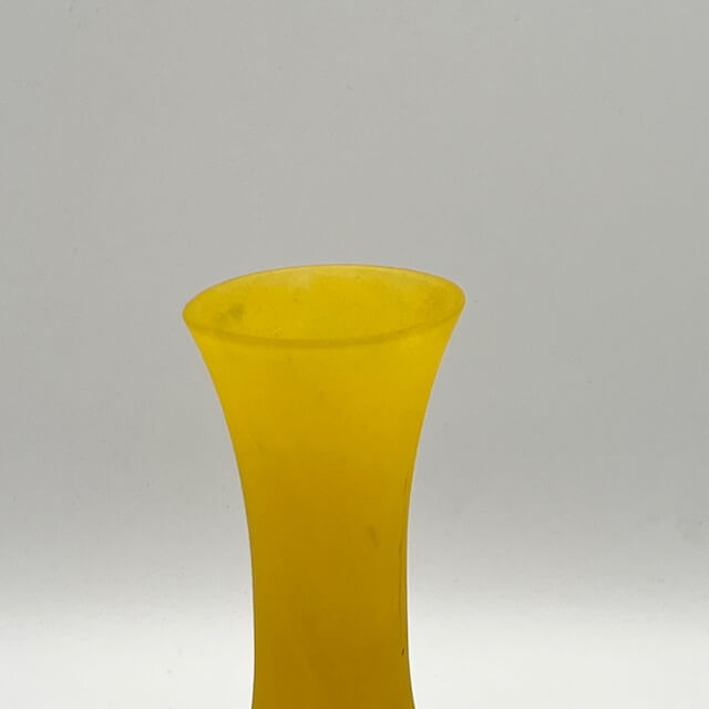 Petit vase en pâte de verre jaune