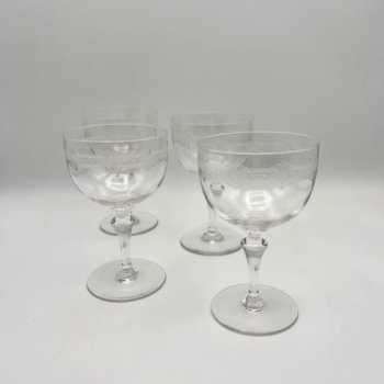 Quatre verres en cristal gravé