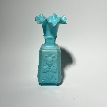 Vase en opaline bleu pâle