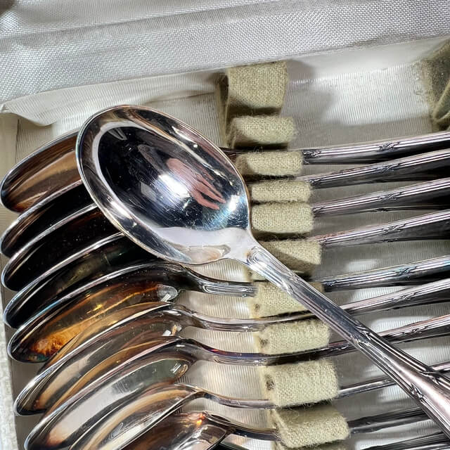 Douze petites cuillères en métal argenté - Tata Faience