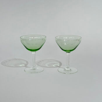 Deux coupes à champagne en verre teinté