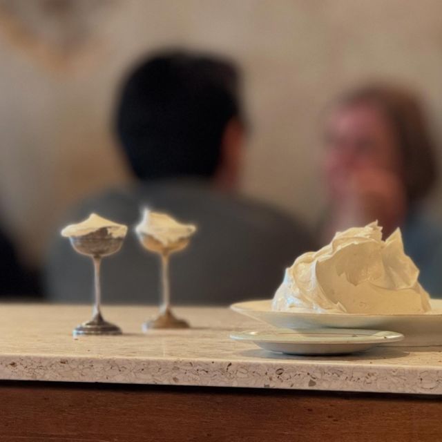 Le beurrée fouetté et légèrement fumé de chez @pristine.paris désormais la plus belle institution culinaire du 9e ❤️‍🔥#restauaparis #paris9 #letseat #visitparis #tatafaience